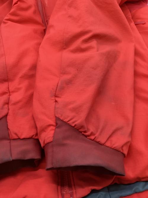 ARC'TERYX（アークテリクス）ARC'TERYX (アークテリクス) アトムヘビーウエイトジャケット レッド サイズ:Mの古着・服飾アイテム