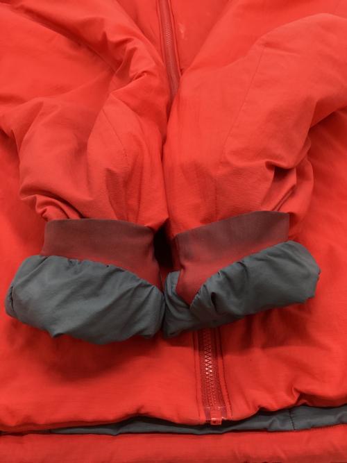 ARC'TERYX（アークテリクス）ARC'TERYX (アークテリクス) アトムヘビーウエイトジャケット レッド サイズ:Mの古着・服飾アイテム