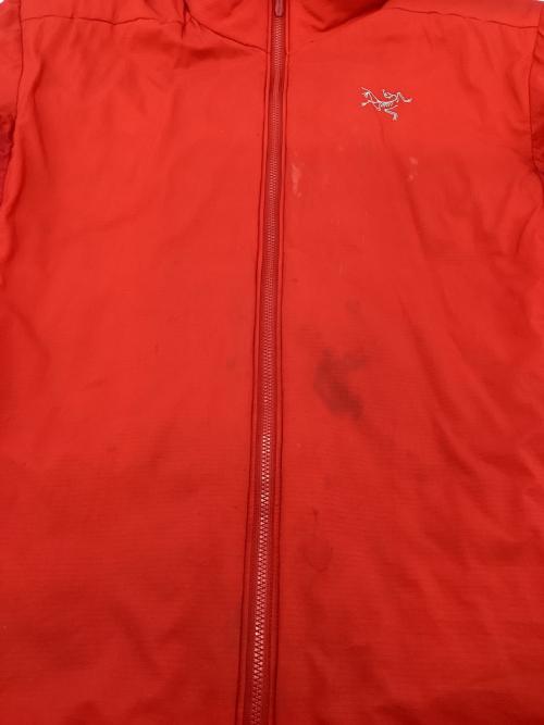 ARC'TERYX（アークテリクス）ARC'TERYX (アークテリクス) アトムヘビーウエイトジャケット レッド サイズ:Mの古着・服飾アイテム