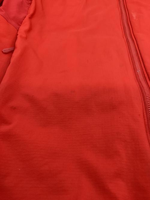 ARC'TERYX（アークテリクス）ARC'TERYX (アークテリクス) アトムヘビーウエイトジャケット レッド サイズ:Mの古着・服飾アイテム