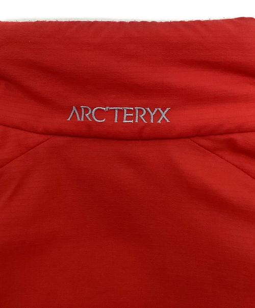 ARC'TERYX（アークテリクス）ARC'TERYX (アークテリクス) アトムヘビーウエイトジャケット レッド サイズ:Mの古着・服飾アイテム