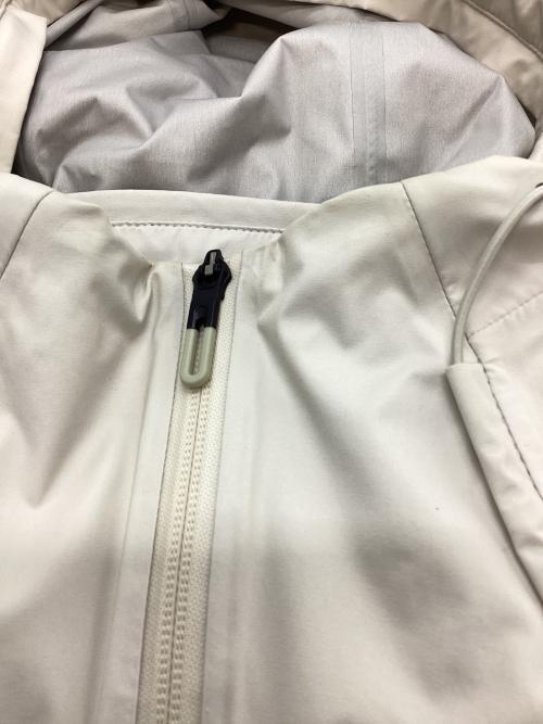 DESCENTE（デサント）DESCENTE (デサント) ALLTERRAIN CREAS HARD SHELL JACKET アイボリー サイズ:Mの古着・服飾アイテム