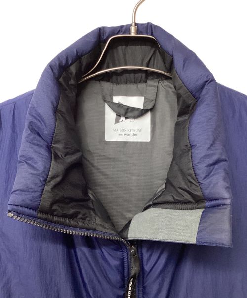 and wander（アンドワンダー）and wander (アンドワンダー) maison kitsune (メゾンキツネ) アウトドアウェア(その他) ネイビー サイズ:4の古着・服飾アイテム