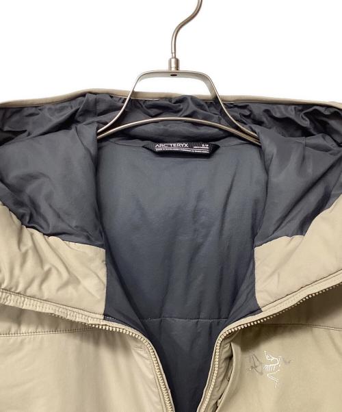 ARC'TERYX（アークテリクス）ARC'TERYX (アークテリクス) プロトン フーディ メンズ（トレッキングウェア) ベージュ サイズ:Sの古着・服飾アイテム