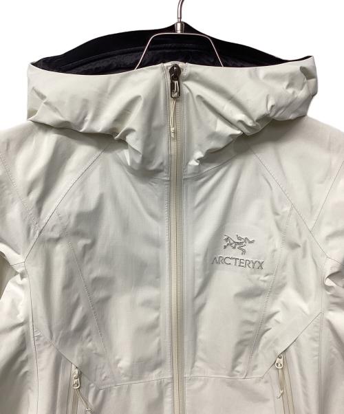 ARC'TERYX（アークテリクス）ARC'TERYX (アークテリクス) BETA SL JACKET（トレッキングウェア/レインウェア) ホワイト サイズ:XSの古着・服飾アイテム