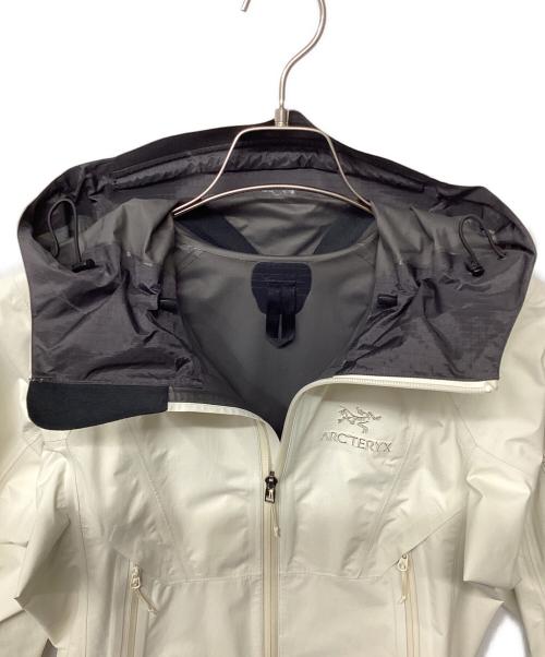 ARC'TERYX（アークテリクス）ARC'TERYX (アークテリクス) BETA SL JACKET（トレッキングウェア/レインウェア) ホワイト サイズ:XSの古着・服飾アイテム