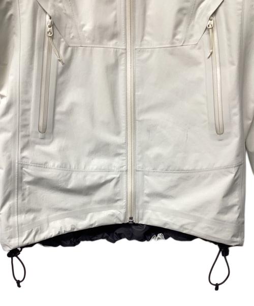 ARC'TERYX（アークテリクス）ARC'TERYX (アークテリクス) BETA SL JACKET（トレッキングウェア/レインウェア) ホワイト サイズ:XSの古着・服飾アイテム