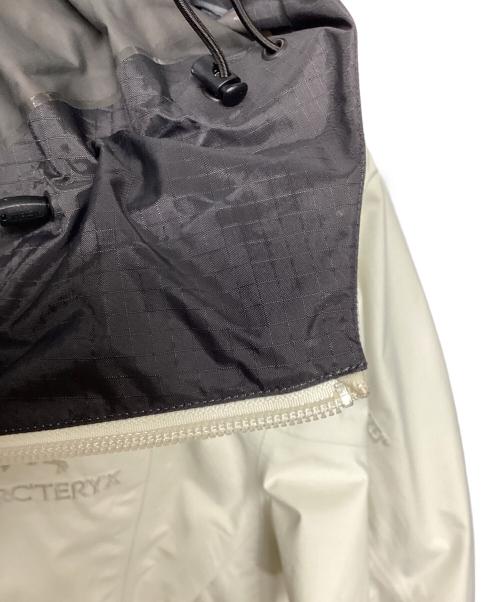 ARC'TERYX（アークテリクス）ARC'TERYX (アークテリクス) BETA SL JACKET（トレッキングウェア/レインウェア) ホワイト サイズ:XSの古着・服飾アイテム