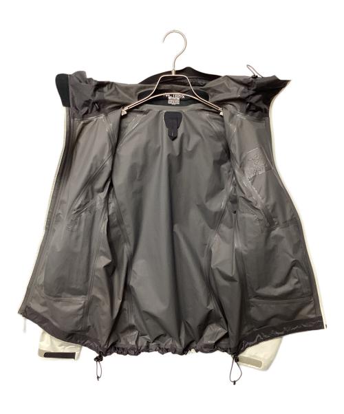 ARC'TERYX（アークテリクス）ARC'TERYX (アークテリクス) BETA SL JACKET（トレッキングウェア/レインウェア) ホワイト サイズ:XSの古着・服飾アイテム