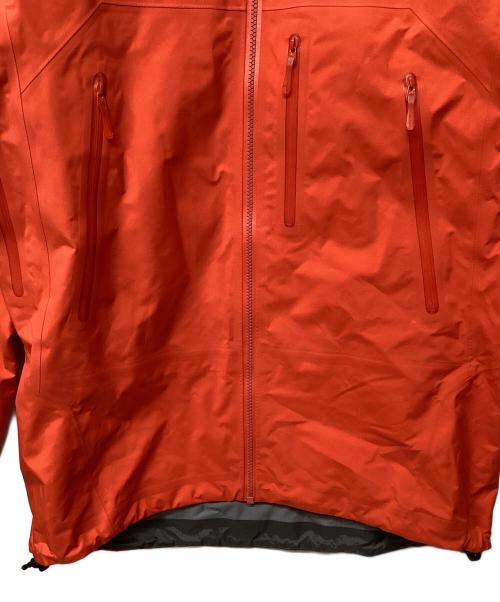 ARC'TERYX（アークテリクス）ARC'TERYX (アークテリクス) ベータSVジャケット（トレッキングウェア) レッド サイズ:Mの古着・服飾アイテム