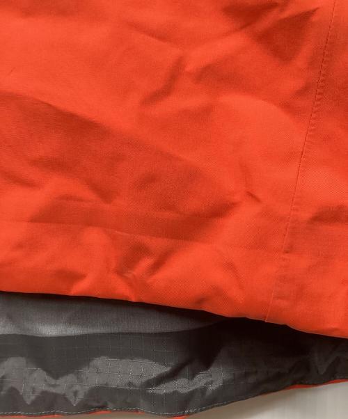 ARC'TERYX（アークテリクス）ARC'TERYX (アークテリクス) ベータSVジャケット（トレッキングウェア) レッド サイズ:Mの古着・服飾アイテム