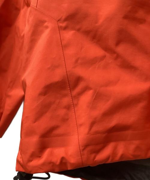ARC'TERYX（アークテリクス）ARC'TERYX (アークテリクス) ベータSVジャケット（トレッキングウェア) レッド サイズ:Mの古着・服飾アイテム