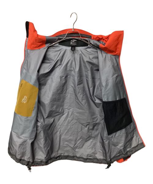 ARC'TERYX（アークテリクス）ARC'TERYX (アークテリクス) ベータSVジャケット（トレッキングウェア) レッド サイズ:Mの古着・服飾アイテム
