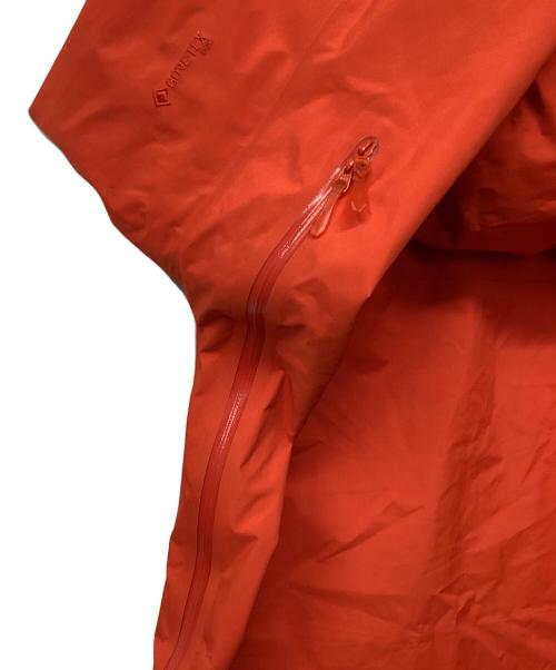 ARC'TERYX（アークテリクス）ARC'TERYX (アークテリクス) ベータSVジャケット（トレッキングウェア) レッド サイズ:Mの古着・服飾アイテム