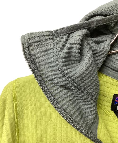 Patagonia（パタゴニア）Patagonia (パタゴニア) R1 プルオーバー フーディ メンズ（トレッキングウェア) イエロー×グレー サイズ:Mの古着・服飾アイテム