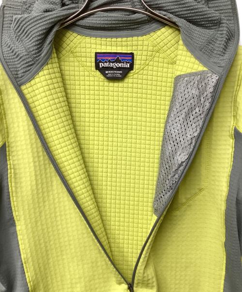 Patagonia（パタゴニア）Patagonia (パタゴニア) R1 プルオーバー フーディ メンズ（トレッキングウェア) イエロー×グレー サイズ:Mの古着・服飾アイテム