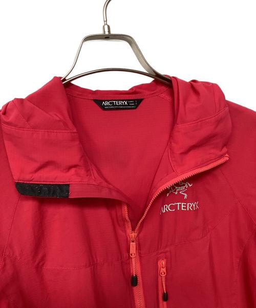 ARC'TERYX（アークテリクス）ARC'TERYX (アークテリクス) スコーミッシュフーディー（トレッキングウェア) ショッキングピンク サイズ:Sの古着・服飾アイテム