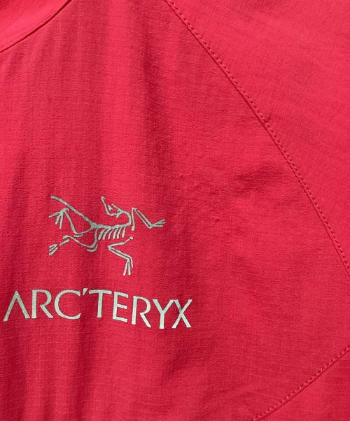 ARC'TERYX（アークテリクス）ARC'TERYX (アークテリクス) スコーミッシュフーディー（トレッキングウェア) ショッキングピンク サイズ:Sの古着・服飾アイテム