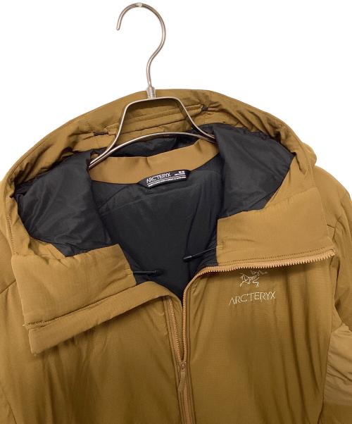 ARC'TERYX（アークテリクス）ARC'TERYX (アークテリクス) アトムARフーディー（トレッキングウェア) ブラウン サイズ:Mの古着・服飾アイテム