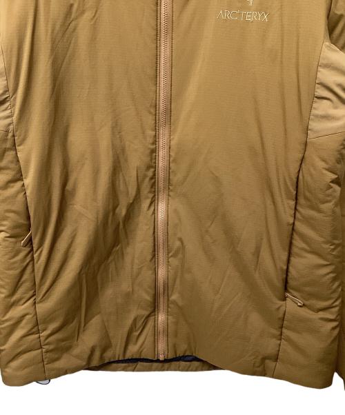 ARC'TERYX（アークテリクス）ARC'TERYX (アークテリクス) アトムARフーディー（トレッキングウェア) ブラウン サイズ:Mの古着・服飾アイテム