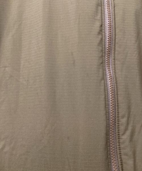 ARC'TERYX（アークテリクス）ARC'TERYX (アークテリクス) アトムARフーディー（トレッキングウェア) ブラウン サイズ:Mの古着・服飾アイテム