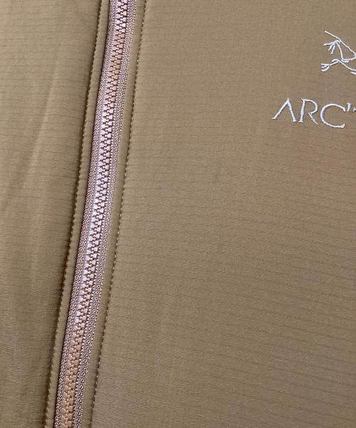 ARC'TERYX（アークテリクス）ARC'TERYX (アークテリクス) アトムARフーディー（トレッキングウェア) ブラウン サイズ:Mの古着・服飾アイテム