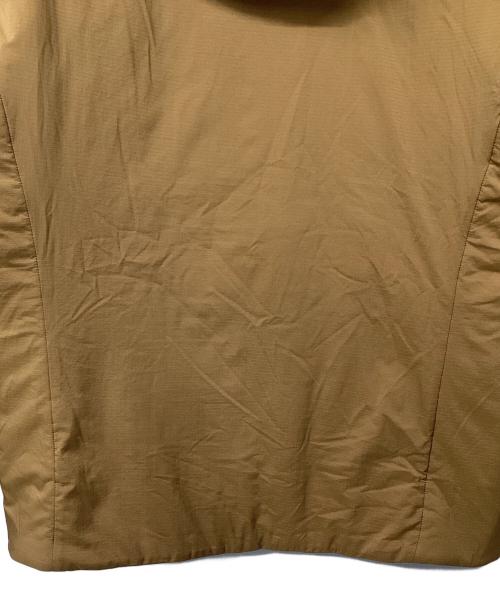 ARC'TERYX（アークテリクス）ARC'TERYX (アークテリクス) アトムARフーディー（トレッキングウェア) ブラウン サイズ:Mの古着・服飾アイテム