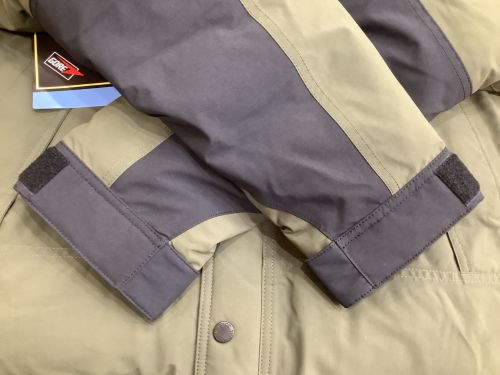 THE NORTH FACE（ザ ノース フェイス）THE NORTH FACE (ザ ノース フェイス) マウンテンダウンジャケット ニュートープ サイズ:Mの古着・服飾アイテム