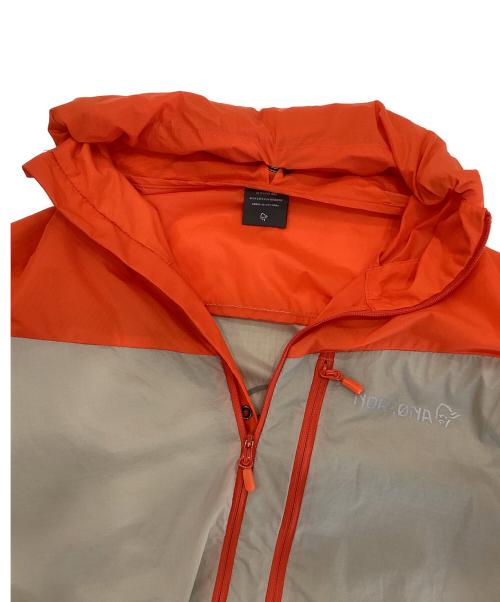 norrona（ノローナ）norrona (ノローナ) Falketind Aero60 Hood ベージュ×オレンジ サイズ:Mの古着・服飾アイテム