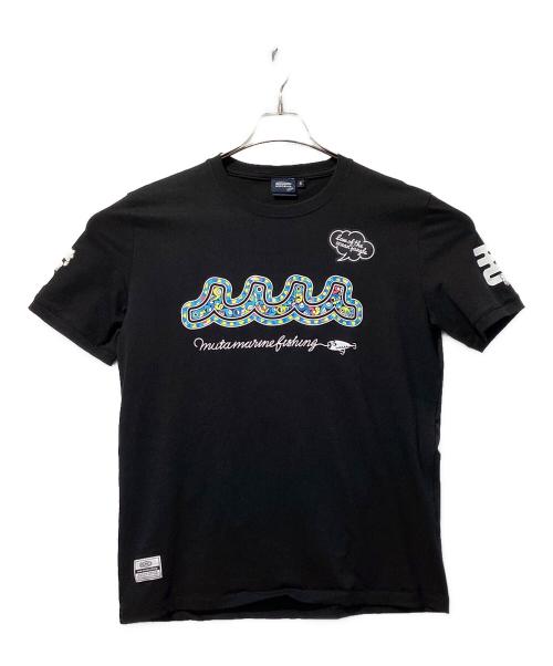 muta MARINE（ムータマリン）muta MARINE (ムータマリン) NAMIKO(NIBOSHI&) (ナミコ(ニボシアンド)) Fishing Tシャツ ブラック サイズ:SIZE Lの古着・服飾アイテム