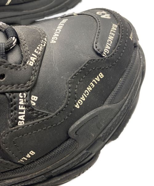 BALENCIAGA（バレンシアガ）BALENCIAGA (バレンシアガ) TRIPLE S ALLOVER LOGO BLACK ブラック サイズ:42の古着・服飾アイテム