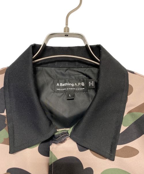 A BATHING APE（ア ベイシング エイプ）A BATHING APE (ア ベイシング エイプ) A.P.C. (アー・ペー・セー) CAMOCOACH JACKET グリーン×カーキ サイズ:Lの古着・服飾アイテム