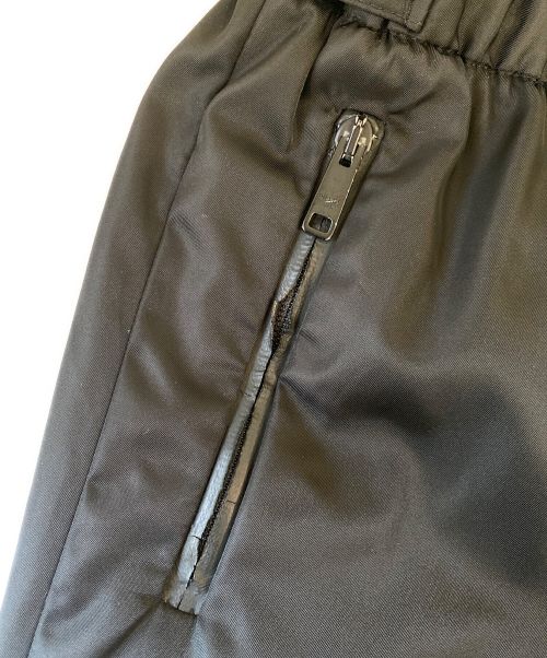 PRADA（プラダ）PRADA (プラダ) ラバーパッチ ナイロンパンツ ブラック サイズ:46の古着・服飾アイテム
