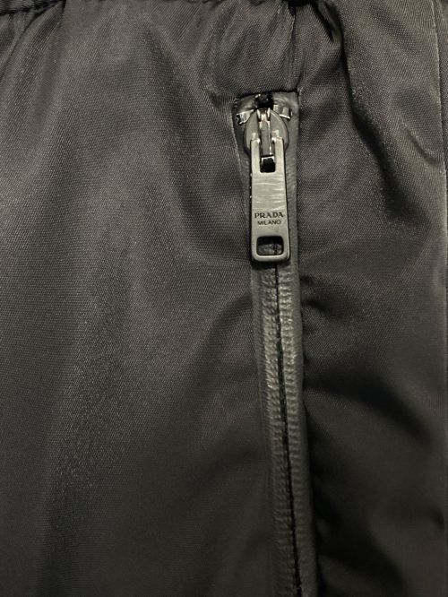 PRADA（プラダ）PRADA (プラダ) ラバーパッチ ナイロンパンツ ブラック サイズ:46の古着・服飾アイテム