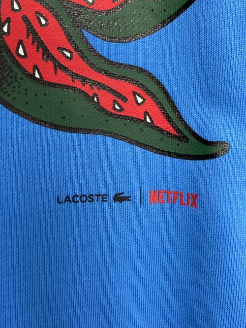 LACOSTE（ラコステ）LACOSTE (ラコステ) NETFLIX (ネットフリックス) アレンジワニロゴクルーネックスウェット スカイブルー サイズ:SIZE 4の古着・服飾アイテム