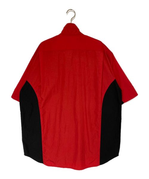 BALENCIAGA（バレンシアガ）BALENCIAGA (バレンシアガ) ジップアップロゴ半袖シャツ レッド サイズ:44の古着・服飾アイテム