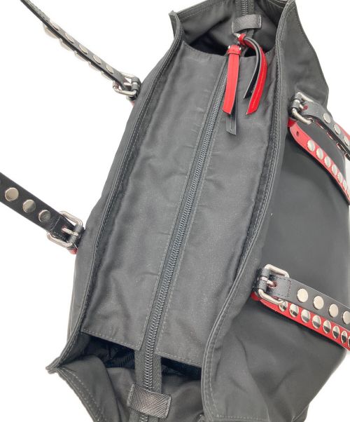 PRADA（プラダ）PRADA (プラダ) 2WAYスタッズナイロンバッグ ブラック×レッドの古着・服飾アイテム