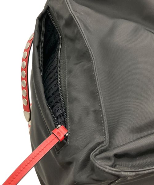PRADA（プラダ）PRADA (プラダ) 2WAYスタッズナイロンバッグ ブラック×レッドの古着・服飾アイテム