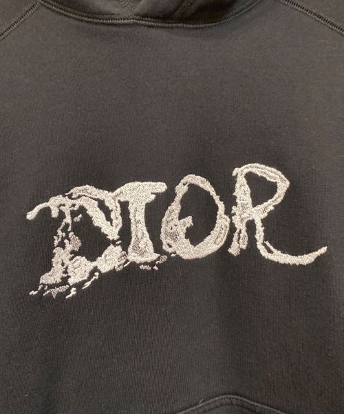 Christian Dior（クリスチャン ディオール）Christian Dior (クリスチャン ディオール) PETER DOIG (ピーター・ドイグ) フロントロゴ刺繍パーカー ブラック サイズ:Mの古着・服飾アイテム