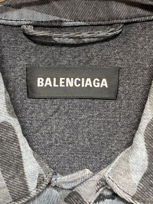 BALENCIAGA（バレンシアガ）BALENCIAGA (バレンシアガ) LARGE CAMO PRINT DENIM JACKET グレー サイズ:44の古着・服飾アイテム