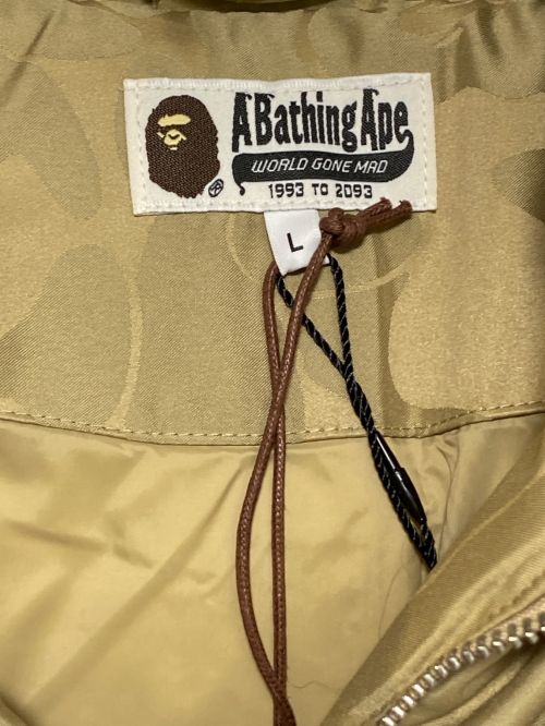 A BATHING APE（アベイシングエイプ）A BATHING APE (アベイシングエイプ) TONAL SOLID CAMO PUFFER DOWN JACKET ベージュ サイズ:L 未使用品の古着・服飾アイテム