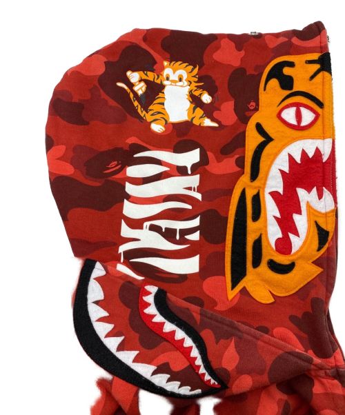 A BATHING APE（アベイシングエイプ）A BATHING APE (アベイシングエイプ) COLOR CAMO SHARK FULL ZIP HOODIE レッド サイズ:XLの古着・服飾アイテム