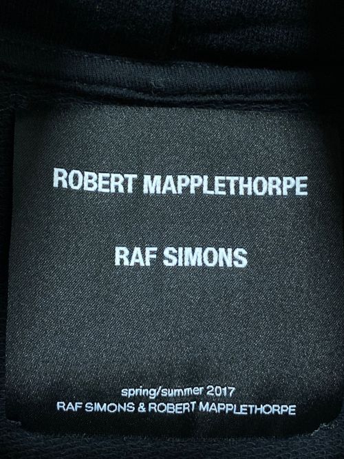 RAF SIMONS（ラフシモンズ）RAF SIMONS (ラフシモンズ) ROBERT MAPPLETHORPE (ロバート メイプルソープ) プルオーバーパーカー ブラック サイズ:Mの古着・服飾アイテム