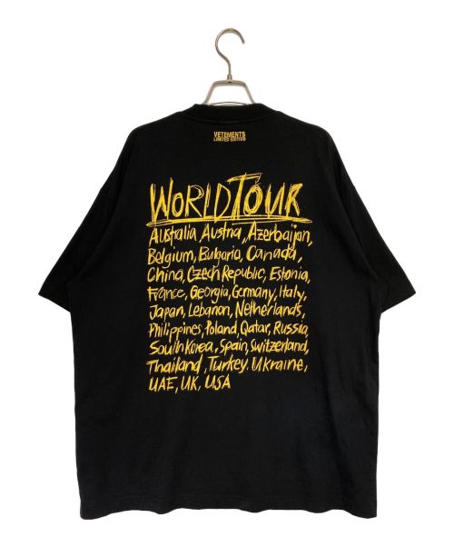 VETEMENTS（ヴェトモン）VETEMENTS (ヴェトモン) ワールドツアーロゴプリントTシャツ ブラック サイズ:XSの古着・服飾アイテム