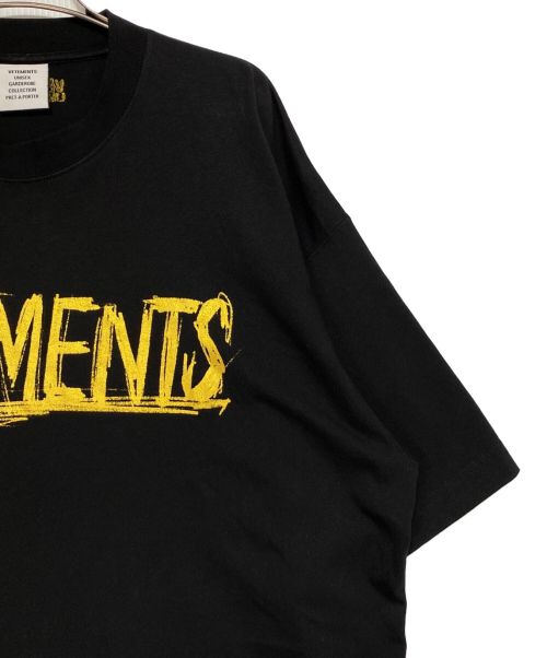 VETEMENTS（ヴェトモン）VETEMENTS (ヴェトモン) ワールドツアーロゴプリントTシャツ ブラック サイズ:XSの古着・服飾アイテム