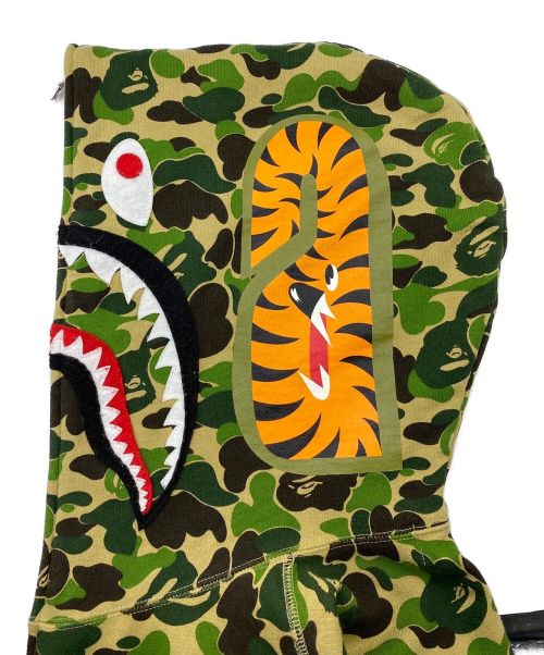 A BATHING APE（アベイシングエイプ）A BATHING APE (アベイシングエイプ) Camo Shark Full Zip オリーブ サイズ:Mの古着・服飾アイテム