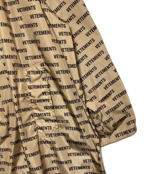 VETEMENTS（ヴェトモン）VETEMENTS (ヴェトモン) ナイロンコート ベージュの古着・服飾アイテム