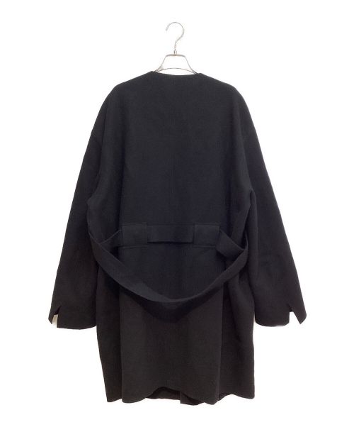 TAKAHIROMIYASHITA TheSoloIst.（タカヒロミヤシタ ザソロイスト）TAKAHIROMIYASHITA TheSoloIst. collarless balloon silhouette strapped coat（カラーレスバルーンシルエットストラップドコート） ブラック サイズ:46の古着・服飾アイテム