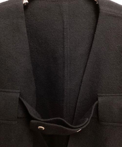 TAKAHIROMIYASHITA TheSoloIst.（タカヒロミヤシタ ザソロイスト）TAKAHIROMIYASHITA TheSoloIst. collarless balloon silhouette strapped coat（カラーレスバルーンシルエットストラップドコート） ブラック サイズ:46の古着・服飾アイテム