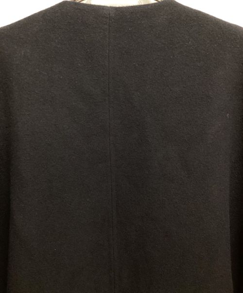 TAKAHIROMIYASHITA TheSoloIst.（タカヒロミヤシタ ザソロイスト）TAKAHIROMIYASHITA TheSoloIst. collarless balloon silhouette strapped coat（カラーレスバルーンシルエットストラップドコート） ブラック サイズ:46の古着・服飾アイテム